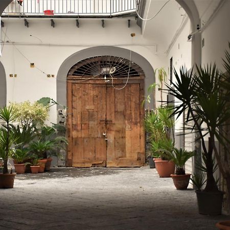 Corno Napoletano Free Parking For Small Cars Only Napoli Exterior foto